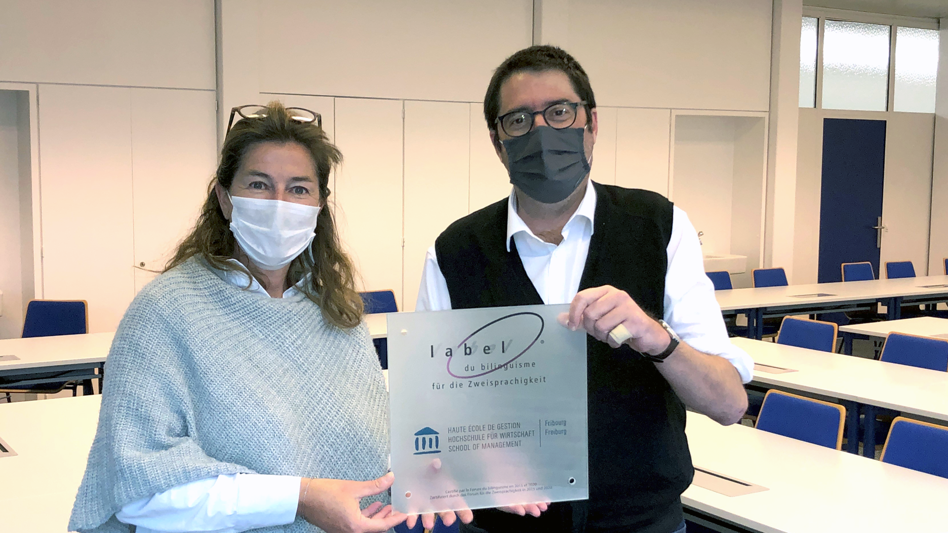 Label Bilinguisme Zweisprachigkeit 2020 Virginie Borel, directrice Forum du bilinguisme et Beat Achermann, directeur adjoint HEG-FR